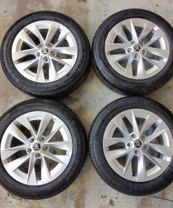 Siirtoajetut Skoda Octavia alkuperäiset alumiinivanteet + 205/55R17 kesärenkaat