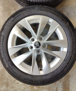 Alternative view of Siirtoajetut Skoda Octavia alkuperäiset alumiinivanteet + 205/55R17 kesärenkaat