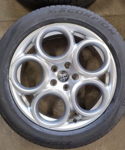 Alternative view of Käytetyt Alfa Romeo alkup.alumiinivanteet + 235/50R18 kesärenkaat