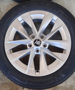 Siirtoajetut Skoda Octavia alkuperäiset alumiinivanteet + 205/55R17 kesärenkaat
