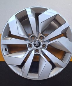 Skoda alkuperäiset "Demo" alumiinivanteet 8x20 5x112 ET45 KR57,1