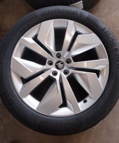 Alternative view of Siirtoajetut Skoda Elroq alkuperäiset alumiinivanteet + 235/50R20 kesärenkaat